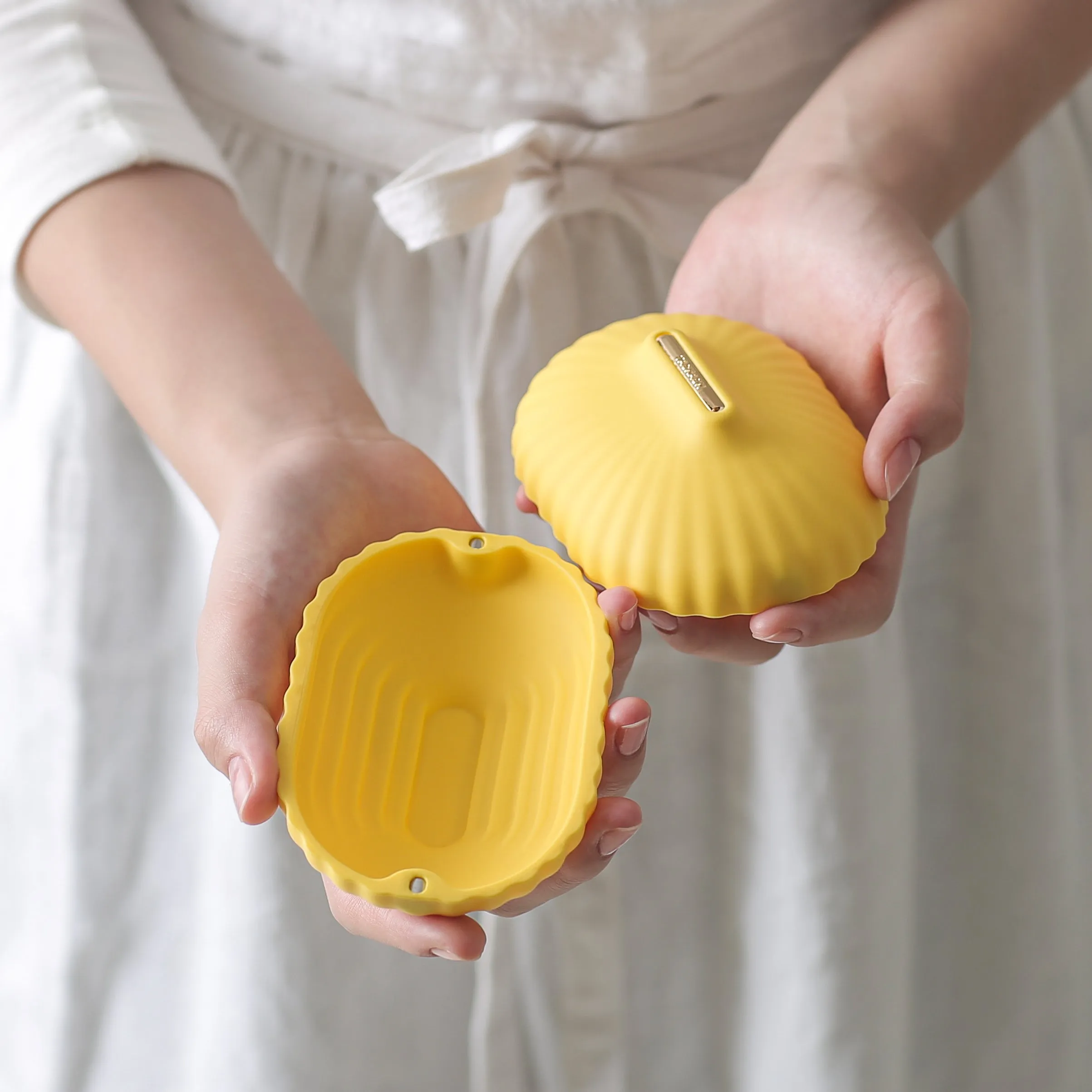 Magnetic Shell Potholder & Oven Mitt - White