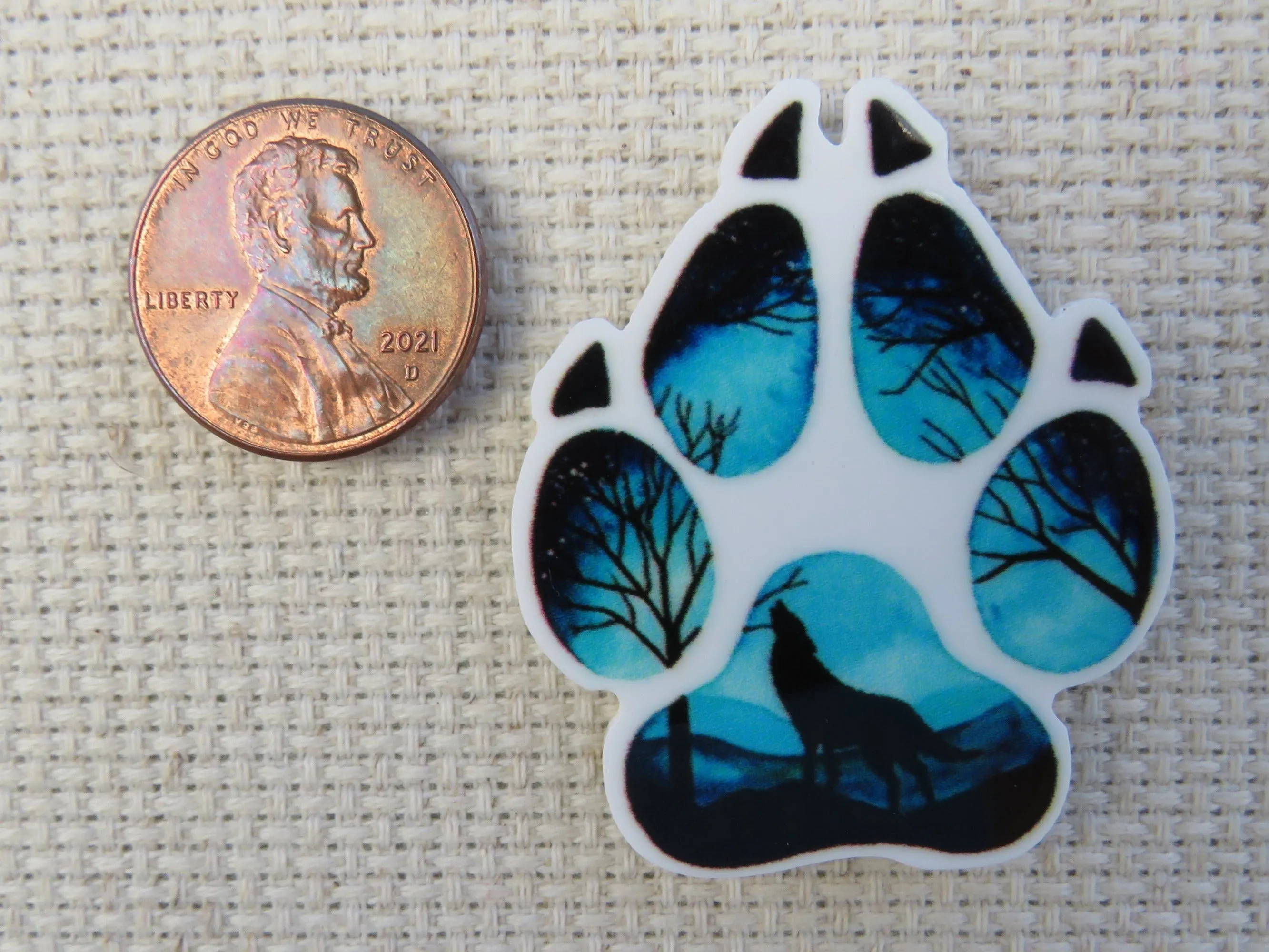 Wolf Scene in a Paw Print Needle Minder, Cover Minder, Magnet