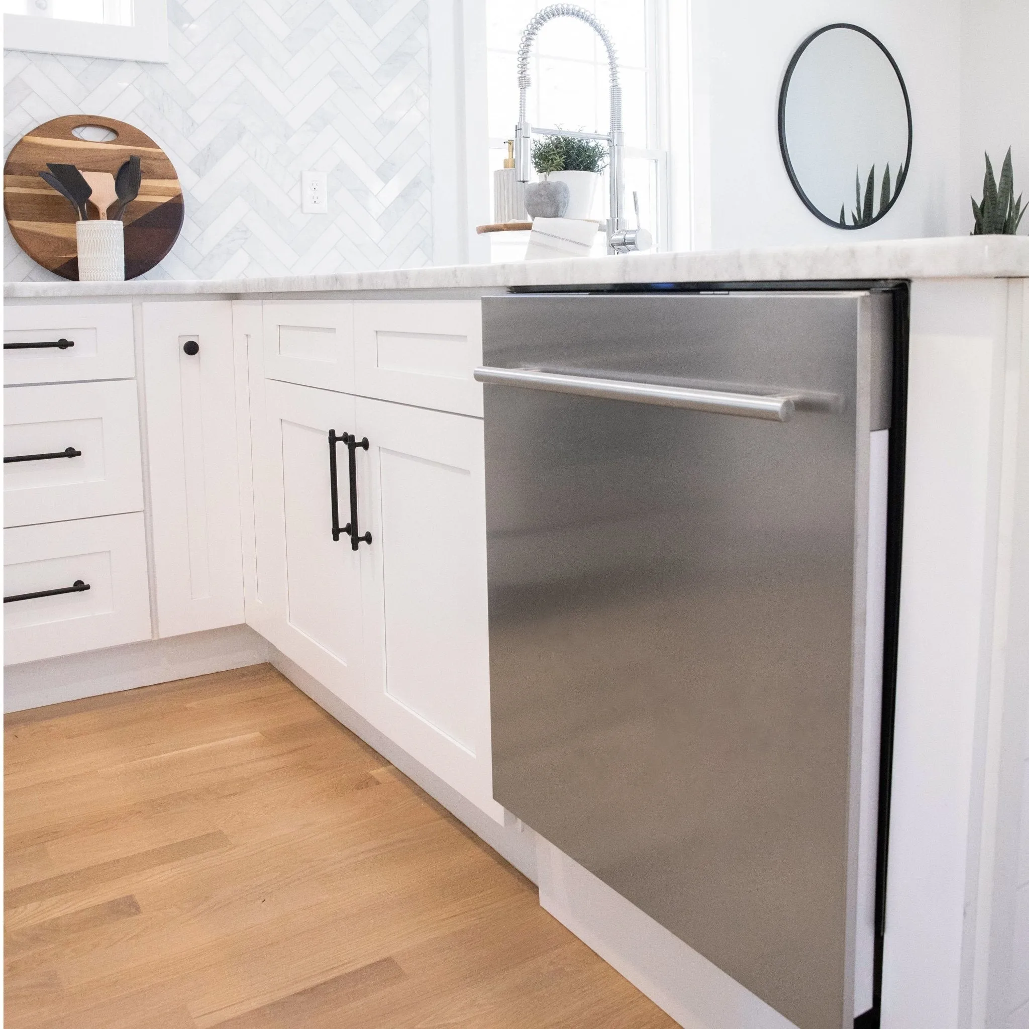 ZLINE 24 in. Top Control Dishwasher 120-Volt with Stainless Steel Tub and Modern Style Handle