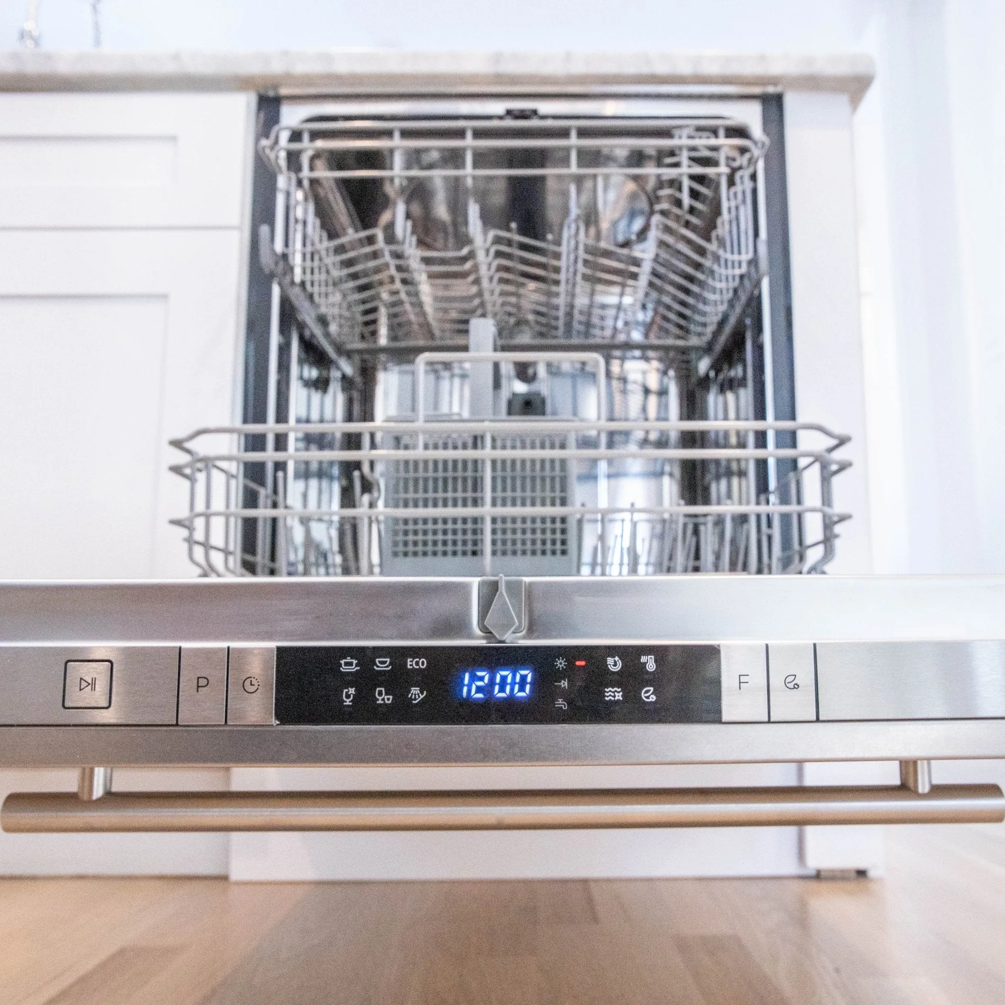 ZLINE 24 in. Top Control Dishwasher 120-Volt with Stainless Steel Tub and Modern Style Handle